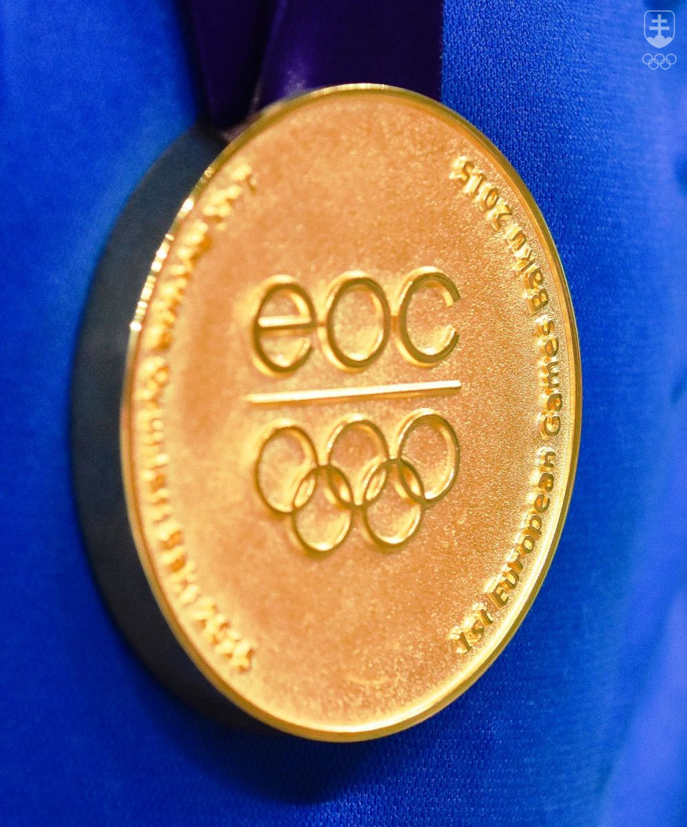 Detail zlatej medaily pre miešaný tím atlétov Slovenska. FOTO: JÁN SÚKUP, SOV