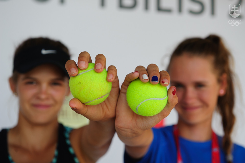 Slovenské tenistky vľavo Kiara Jane Petrovická, vpravo Adriana Šenkárová. FOTO: PAVOL UHRIN
