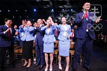 Radosť delegácie Pekingu po oznámení výsledkov volieb. Vpravo čínska basketbalová superstar Jao Ming. FOTO: TASR/AP