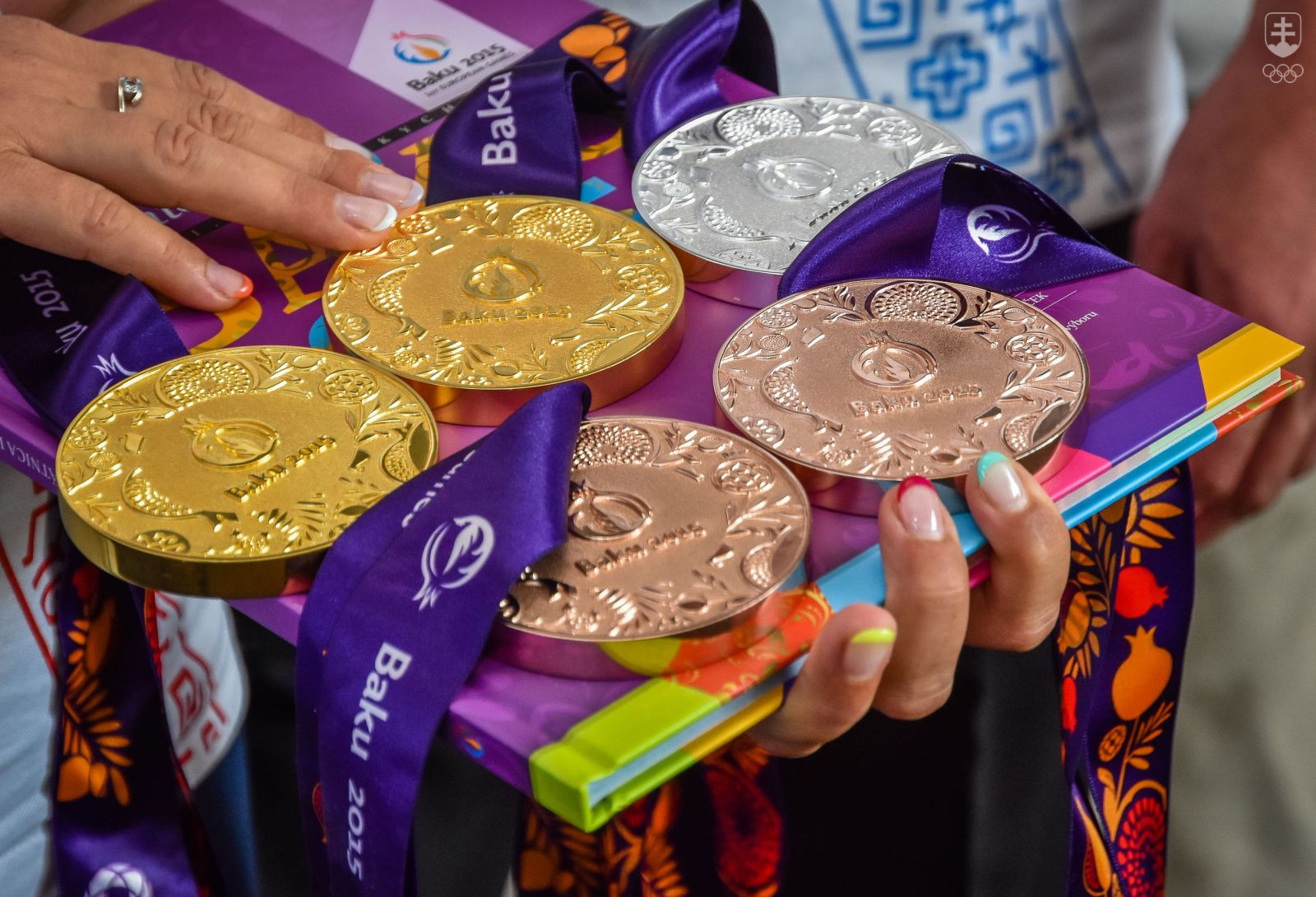 Päť zo siedmich slovenských medailí z I. európskych hier na obálke knihy BAKU 2015. FOTO: JÁN SÚKUP