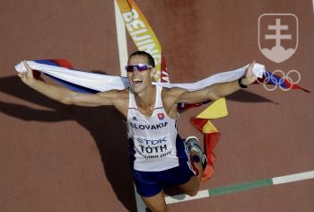 Víťazná radosť Mateja Tótha po triumfe v chodeckých pretekoch na 50 km na MS v Pekingu. FOTO: TASR/AP