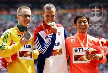 Medailsti v chodeckých pretekoch na 50 km na MS v Pekingu - zľa strieborný Austrálčan Tallent, víťazný Slovák Matej Tóth a bronzový Japonec Tanii. FOTO: TASR/AP