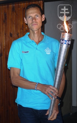 Matej Tóth s olympijským ohňom. FOTO: JÁN MIŠKOVIČ