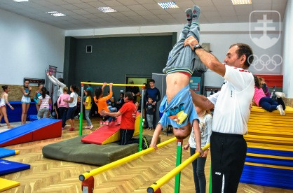 Deti sa mohli zoznámiť aj so športovou gymnastikou. V popredí tréner Gabriel Varga. FOTO: JÁN SÚKUP