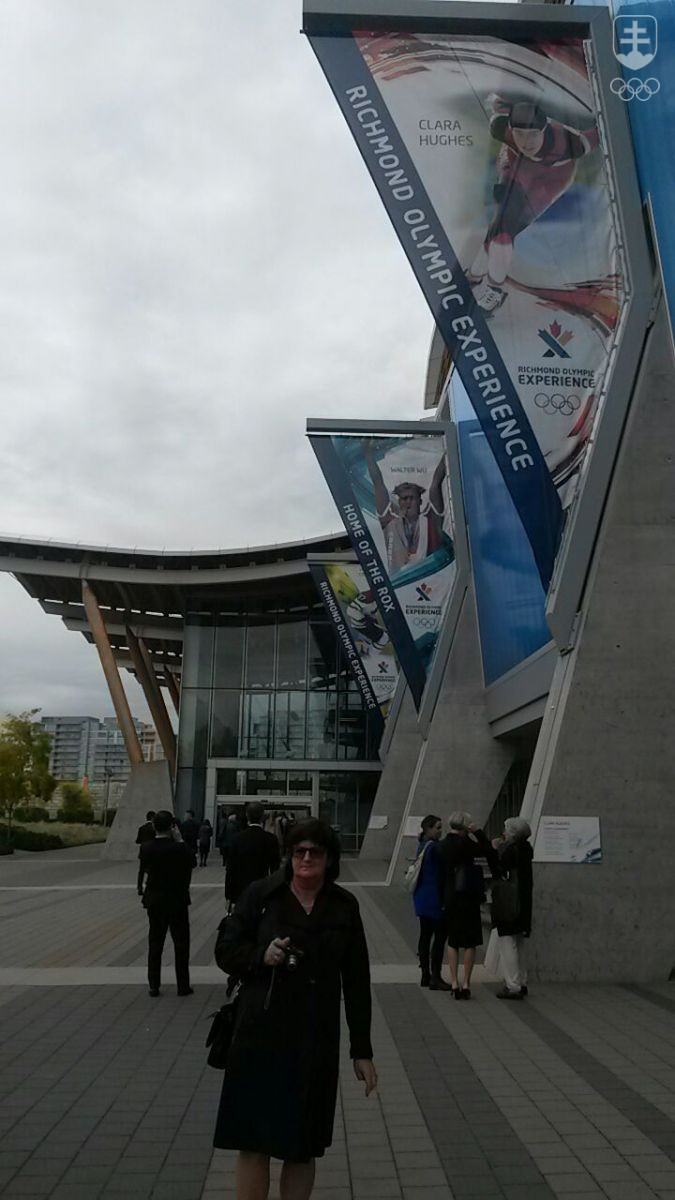 Riaditeľka SOŠM Zdenka Letenayová pred budovou Olympijského múzea v Kanade.