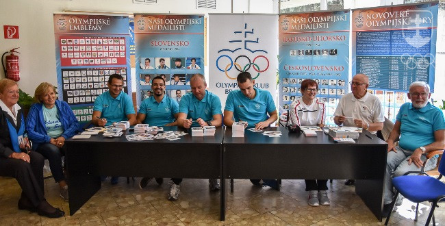 Učastníci autogramiády olympionikpv vo vestibule ŠH Mladosť. FOTO: JÁN SÚKUP