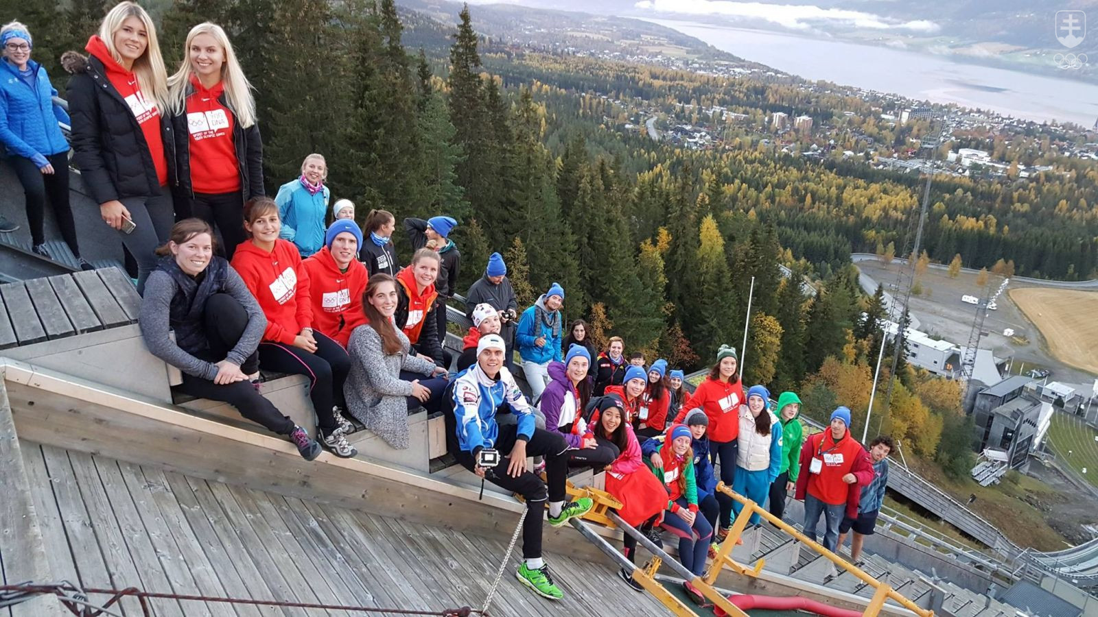 Momentka 39 mladých ambasádorov zo skokanského mostíka neďaleko mládežníckej olympijskej dediny. FOTO: ORGANIZAČNÝ VÝBOR ZOHM