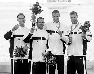 Strieborný olympijský štvorkajak z Pekingu 2008 - zľava R. Riszdorfer. M. Riszdorfer, Vlček a Tarr. FOTO: JÁN SÚKUP