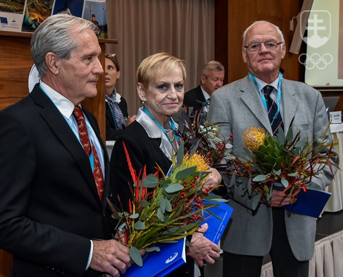 Ocenení traja bývalí funkcionári UEG z éry bývalého Československa - zľava Juraj Kniežo, Věra Čáslavská a Karol Spaček. FOTO: JÁN SÚKUP