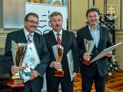 Zátsupcovia troch najlepších samosprávnych krajov v OFS 2015 - zľava víťazného Banskobystrického, druhého Nitrianskeho a tretieho Bratislavského - s pohármi predsedu NR SR. FOTO: JÁN SÚKUP