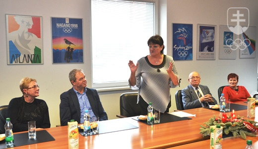 Eva Šuranová sa poďakovala za všetkých obdarovaných olympionikov. Vľavo od nej Mária Ďurišinová a Justín Sedlák, vpravo Anton Urban a Marianna Némethová. FOTO: JÁN SÚKUP