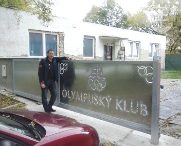 Na stavbu sa prišiel pozrieť aj olympijský medailista v zápasení Jozef Lohyňa. FOTO: OK PRIEVIDZA