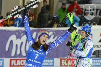 Radosť slovenskej dvojice elitných svetových slalomárok z historického &quot;spoločného&quot; pódia - vľavo Petra Vlhová, vpravo Veronika Velez Zuzulová. FOTO: TASR/PAVEL NEUBAUER