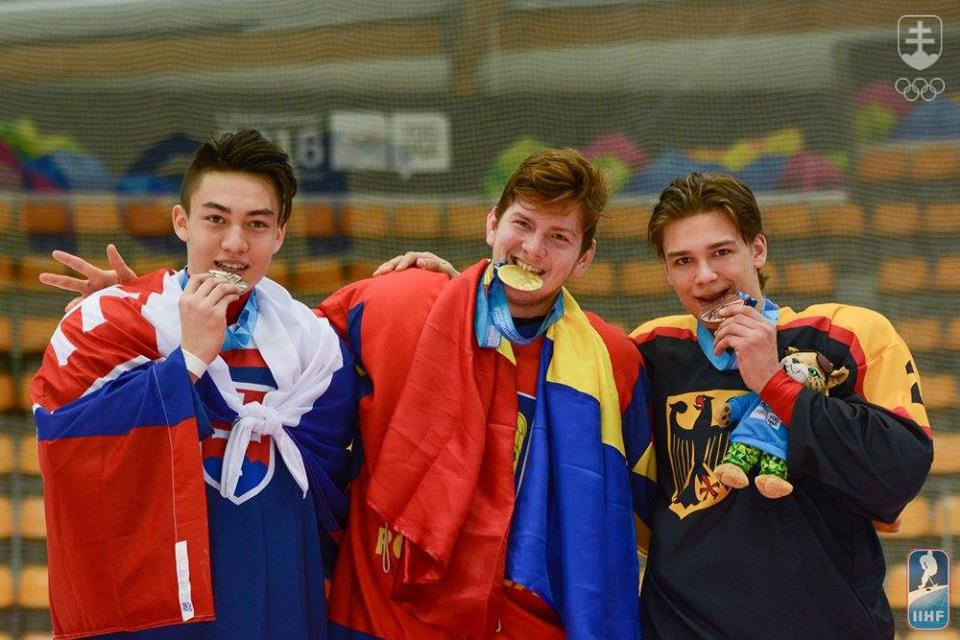 Trojica víťazov na stupni víťazov. FOTO: IIHF