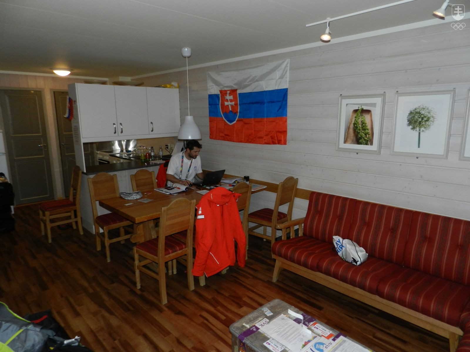 Improvizovaná pracovňa v obývačke slovenského domčeka v Olympijskej dedine. Na fotografii zástupca vedúceho výpravy Roman Hanzel. FOTO: MOJMÍR GAŠKO