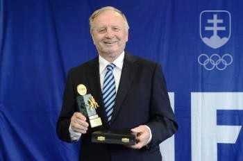Jozef Vengloš s najvyšším ocenením FIFA - Order of Merit. FOTO: TASR/PAVEL NEUBAUER