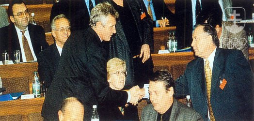 Blahoželanie Jozefa Vengloša (vpravo) Františkovi Chmelárovi k zvoleniu za predsedu SOV v roku 1999 vo voľbách, v ktorých získal Vengloš druhý najvyšší počet hlasov. FOTO: JÁN SÚKUP