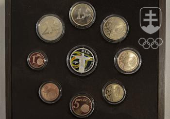 Detailný pohľad na najluxusnejšiu vysoko leštenú kolekciu slovenských euromincí so strieborným farbeným žetónom. FOTO: TASR/MARTIN BAUMANN