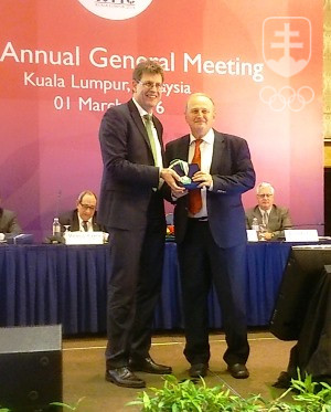 Zdenkovi Krížovi (vpravo) odovzdal Award of Merit ITTF prezident ITTF Thomas Weikert. FOTO: SOV