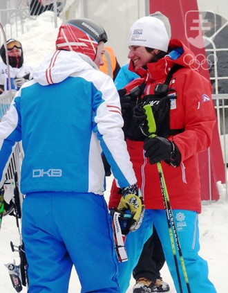 Petru Vlhovú po zrušení sobotňajšieho obrovského slalomu utešovala riaditeľka pretekov Jana Palovičová. FOTO: ĽUBOMÍR SOUČEK