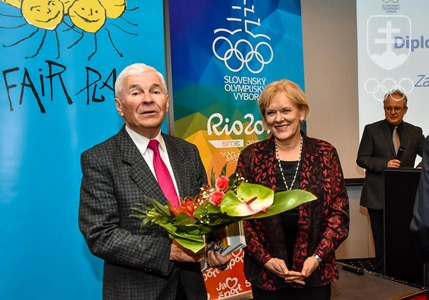 Imrich Gál spoločne s Jankou Stašovou, v pozadí moderátor slávnosti Ľubomír Souček. FOTO: JÁN SÚKUP