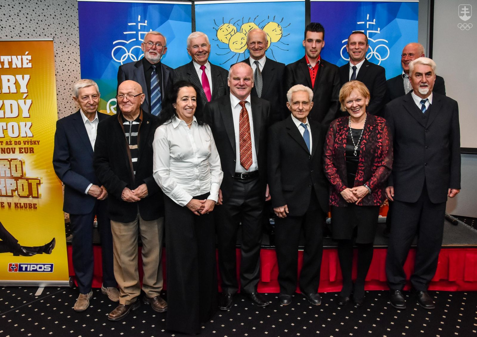 Spoločná fotografia všetkých ocenených spolu s členmi vedenia Klubu fair play SOV. FOTO: JÁN SÚKUP
