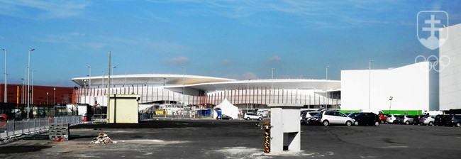 Pohľad na niektorého haly v Olympijskopm parku v Riu. Vľavo hádzanárská Future Arena, vpravo dve z troch Carioca arén, v ktorých sa odohrajú hlavne súťaže vúpolových športoch. FOTO: ĽUBOMÍR SOUČEK, Rio de Janeiro