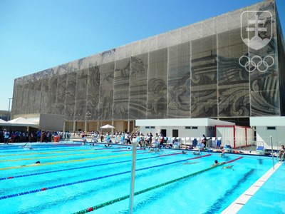 Olympijské aquatické centrum aj s priľahlým rozplavovacím bazénom, ktorý ešte do OH majú zakryť, zvonku... FOTO: ĽUBOMÍR SOUČEK, Rio de Janeiro