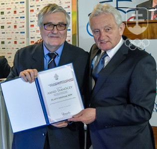 Laureát Zlatého odznaku SOV Árpád Tarnóczy (vľavo) spolu s prezidentom SOV Františkom Chmelárom. FOTO: JÁN SÚKUP