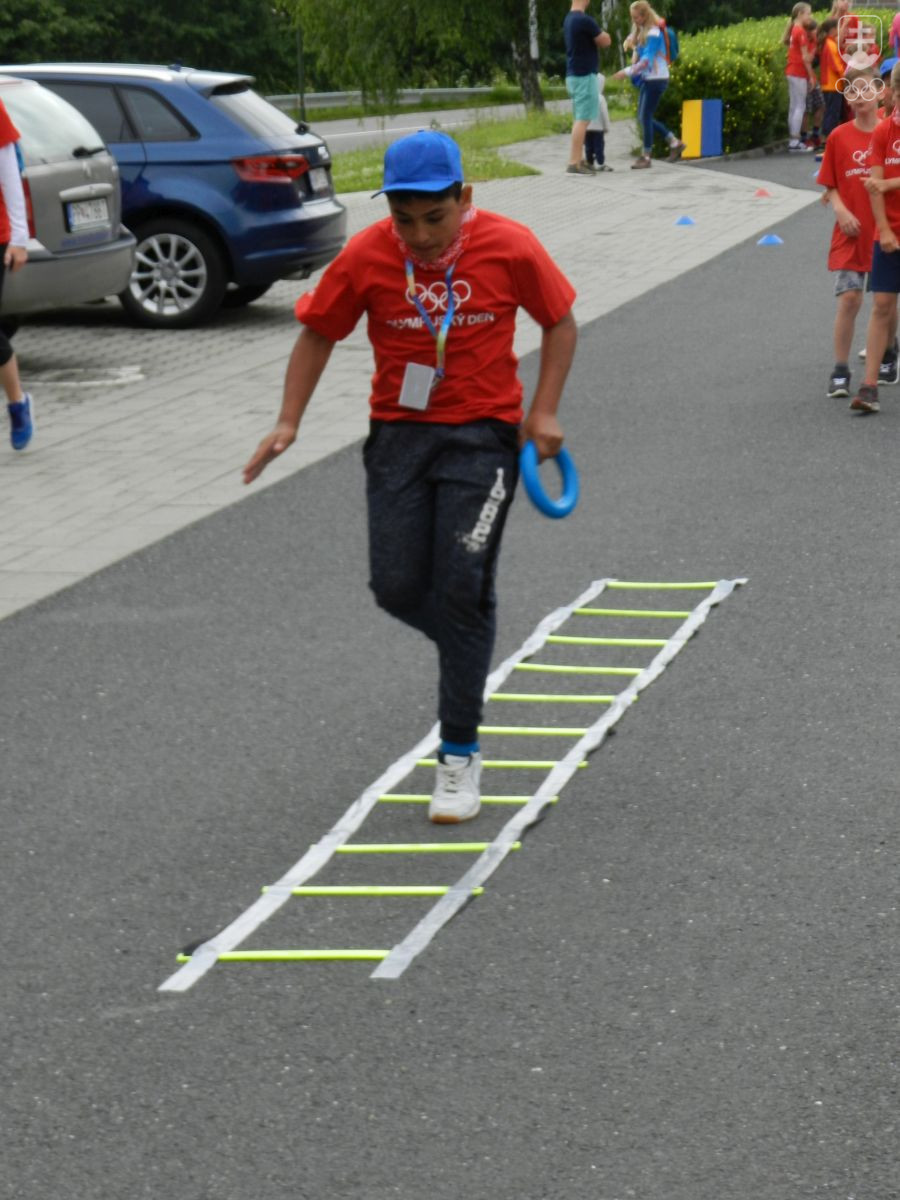 Jedno z detí z Chminianskych Jakubovan počas atletických súťaží. FOTO: MOJMÍR GAŠKO
