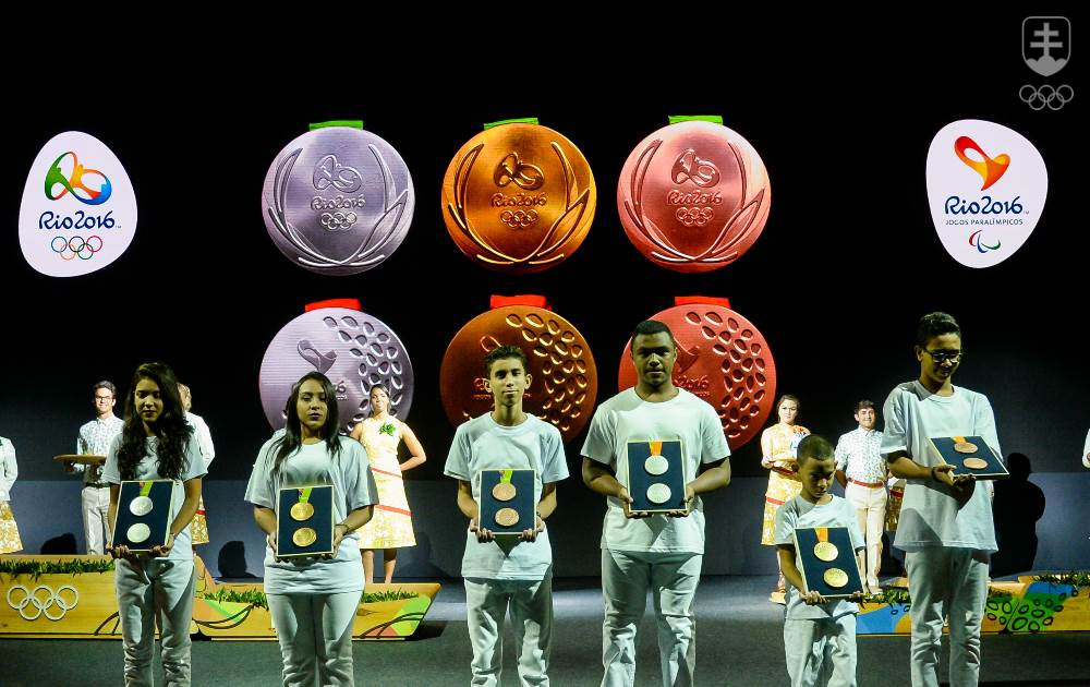 Dizajn olympijských (hore) i paralympijských medailí pre Rio. FOTO: RIO 2016
