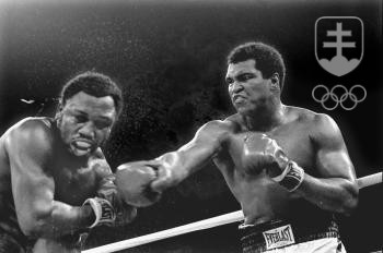 Na archívnej snímke z 1. októbra 1975 americký šampión v boxe ťažkej váhy Muhammad Ali (vpravo) udiera pravačkou svojho súpera Joa Fraziera v deviatom kole súboja o titul v Manile. FOTO: TASR/AP