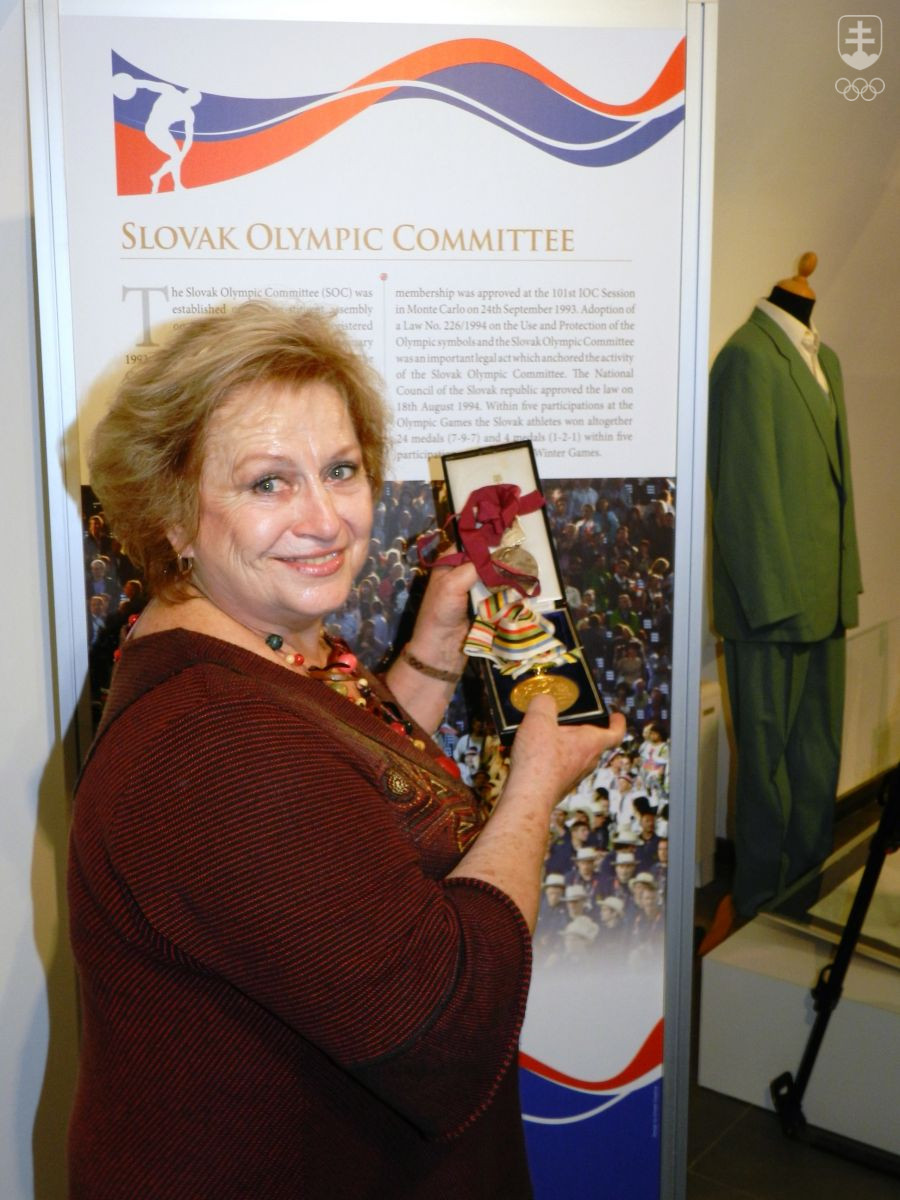 Věra Čáslavská s oboma svojomi zlatými olympijskými medailami, ktoré v roku 2013 symbolicky venovala Slovensku. FOTO: ĽUBOMÍR SOUČEK