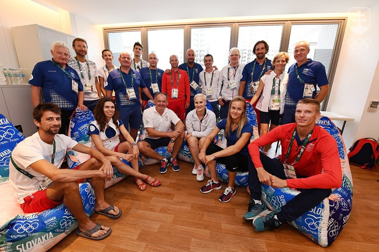 Spoločná fotografia prezidenta Andreja Kisku s vedúcimi predstavitteľmi SOV aj s členmi slovenskej olympijskej výpravy v našej úradovni. FOTO: © Denis Doyle, Getty Images