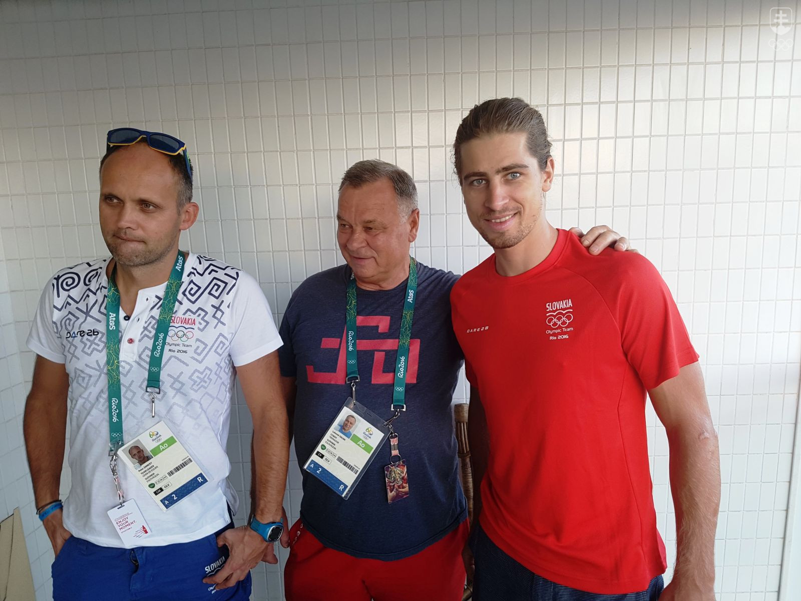 Peter Sagan s otcom Ľubomírom a so svojim bývalým trénerom horskej cyklistiky Petrom Zánickým, ktorý ho bude sprevádzať v Riu de Janeiro. S oboma sa zvítal po dlhšom čase. FOTO: SOV