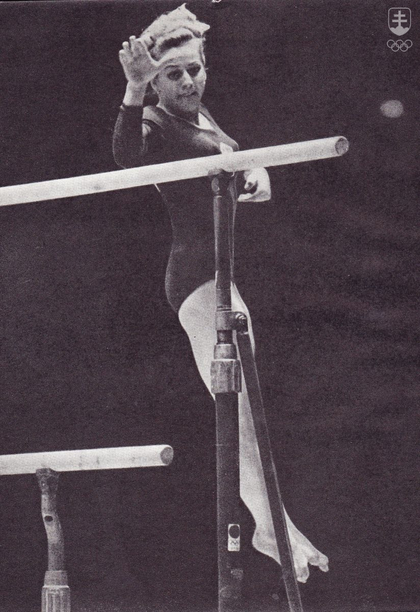 Věra Čáslavská na OH 1964 pri svojom legendárnom originálnom prvku na bradlách. FOTO: ARCHÍV