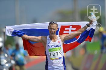 Záver pretekov prešiel Matej Tóth so slovenskou vlajkou. FOTO: TASR/MICHAL SVÍTOK