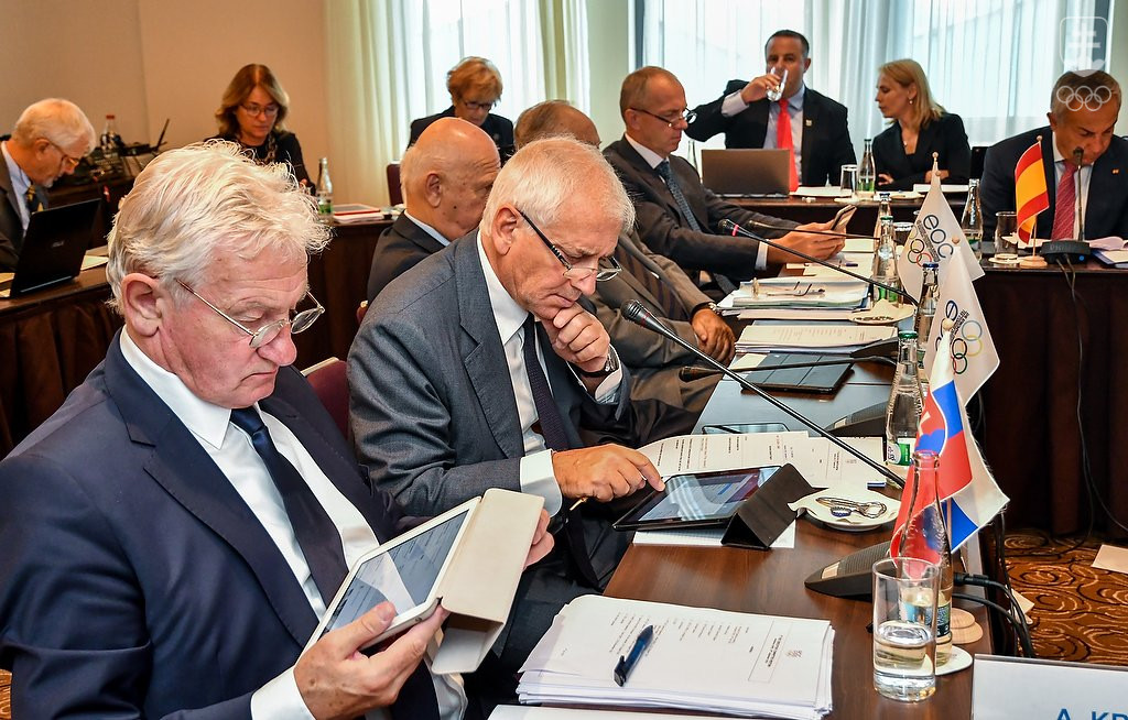 Pohľad za predsednícky stôl - v popredí prezident SOV a člen exekuívy EOV František Chmelár. FOTO: JÁN SÚKUP