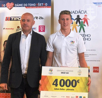 Najvyšší grant vo výške 4 000 EUR získal plavec Adam Halas. Symbolický šek mu odovzdal Anton Siekel. FOTO: JÁN LUKY
