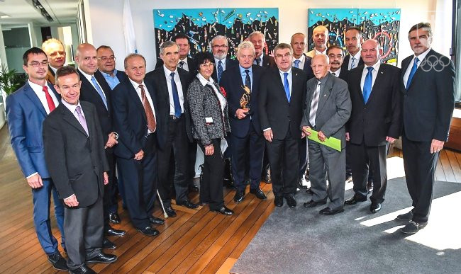 Spoločná fotografia členov slovenskej olympijskej delegácie s predstaviteľmi MOV na čele s prezidentom Thomasom Bachom. FOTO: JÁN SÚKUP
