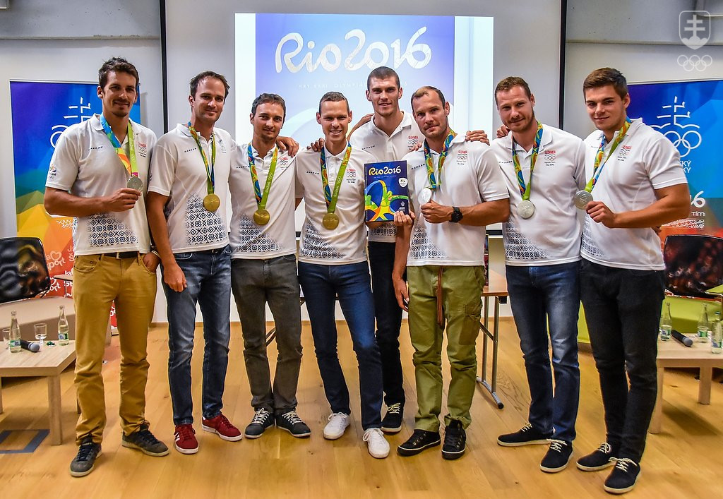 Vôbec prvá spoločná fotografia všetkých ôsmich našich medailistov z OH v Riu de Janeiro. FOTO: JÁN SÚKUP