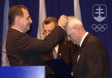 V roku 2002 si Vladimír Černušák z rúk prezidenta MOV Jacqua Roggeho prevzal Olympijský rad v striebre. FOTO: MOV