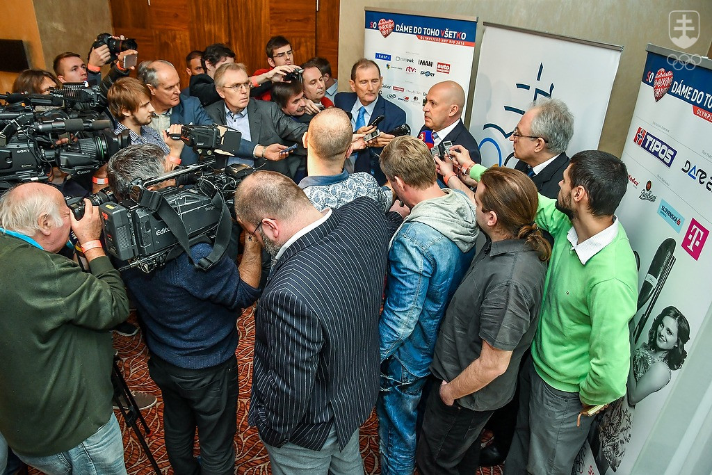 Na brífingu po voľbách prezidenta SOV mali slovenské médiá o Antona Siekela obrovský záujem. FOTO: JÁN SÚKUP