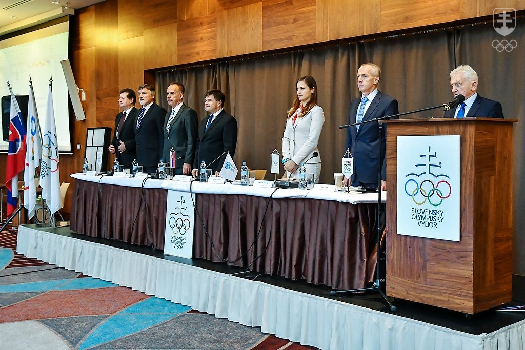 Pohľad na predsednícky stôl 51. VZ SOV na začiatku rokovania počas hrania olympijskej hymny. FOTIO JÁN SÚKUP