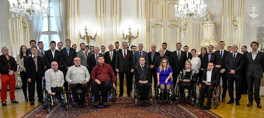 Spoločná fotografia prezidenta SR Andreja Kisku s členmi našej olympijskej aj paralympijskej delegácie. FOTO: JÁN SÚKUP