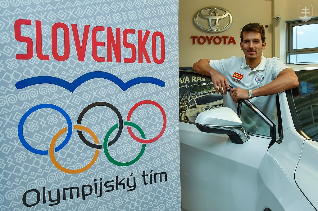 Od Nového roka sa už nielen olympionik Matej Beňuš na Slovensku spája so značkou Toyota. Šesť automobilov SOV ponesie logo Slovenského olympijského tímu. FOTO: JÁN SÚKUP