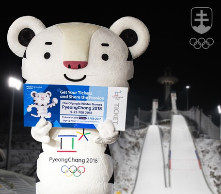 Spustenie predaja vstupeniek rok pred ZOH avizuje pod skokanskými mostíkmi v rezorte Alpensia aj olympijský maskot, snežný tigrík Soohorang. FOTO: POCOG