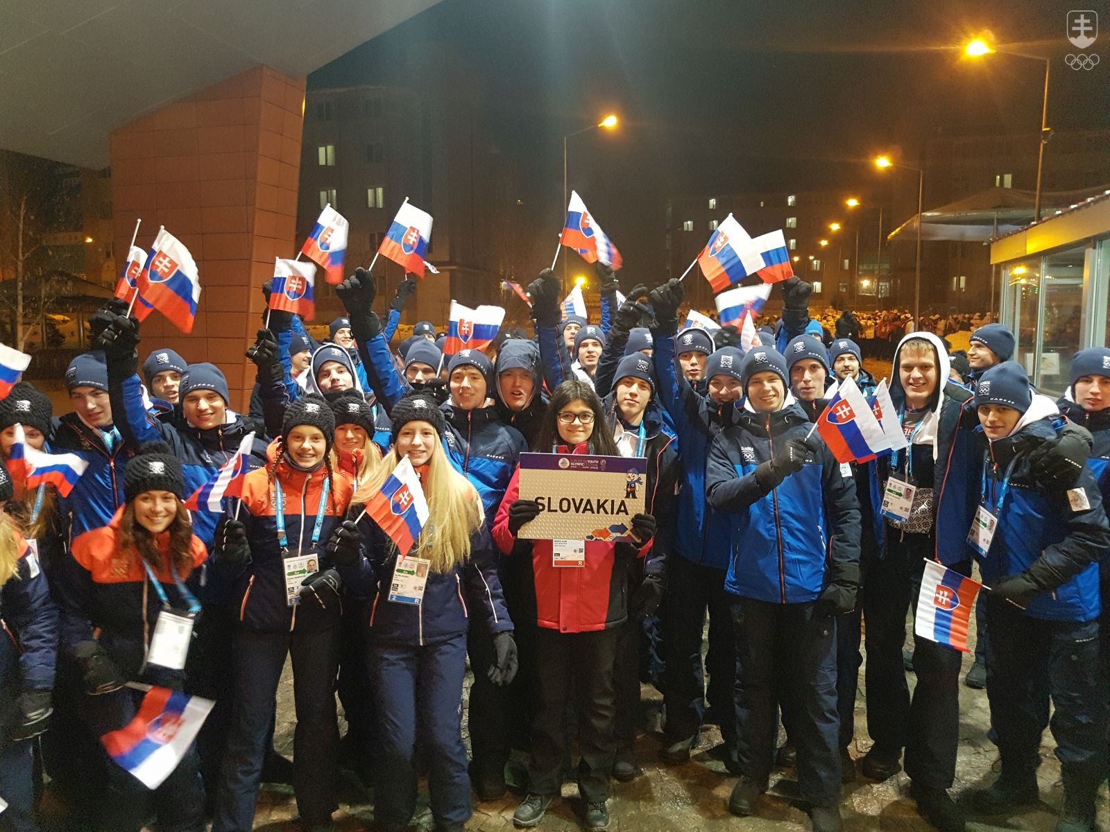 Pred odchodom z dediny športovcov dostali mladí Slováci vlajky a chystali sa na štadión. FOTO: MOJMÍR GAŠKO