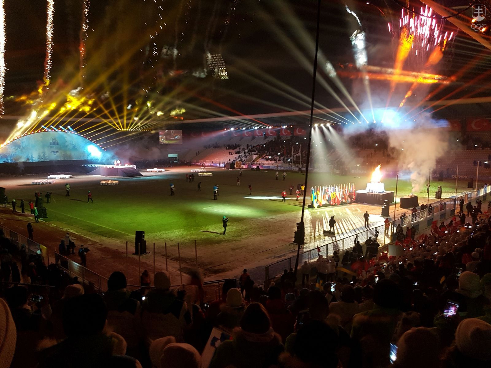 Momentka z otváracieho ceremoniálu už po zapálení olympijského ohňa. FOTO: MOJMÍR GAŠKO
