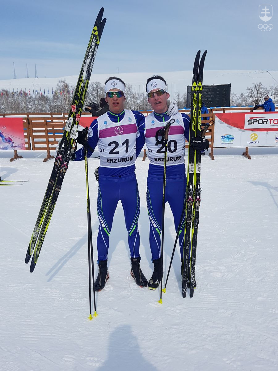 Slovenskí reprezentanti v behu na lyžiach krátko po prejdení cieľovou páskou. Vľavo Dominik Číž, vpravo Kristián Klouda. FOTO: MOJMÍR GAŠKO